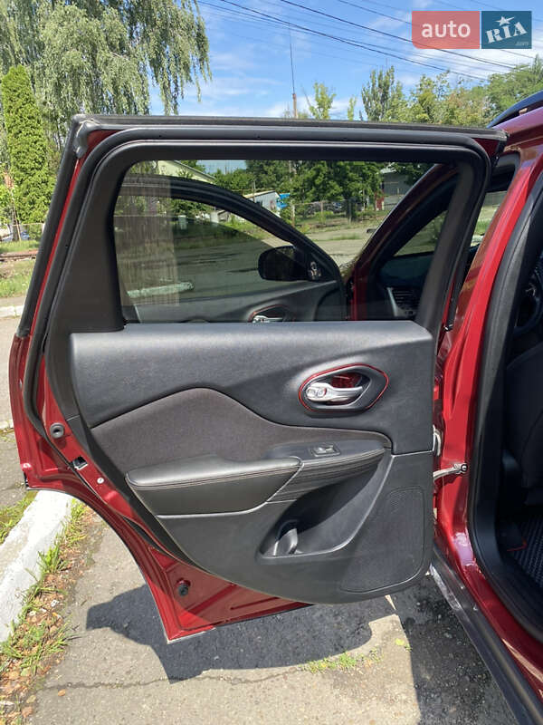 Внедорожник / Кроссовер Jeep Cherokee 2016 в Черновцах