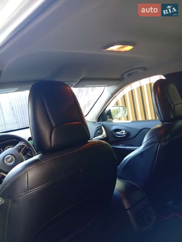 Позашляховик / Кросовер Jeep Cherokee 2013 в Хмельницькому