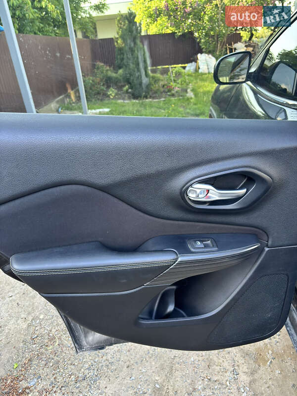 Позашляховик / Кросовер Jeep Cherokee 2015 в Хмельницькому фото 23 Позашляховик / Кросовер Jeep Cherokee 2015 в Хмельницькому