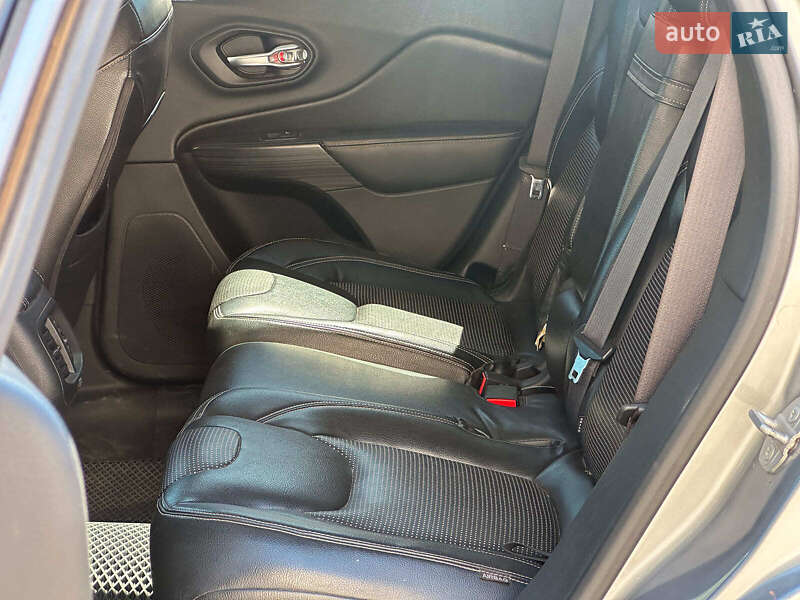 Внедорожник / Кроссовер Jeep Cherokee 2015 в Одессе