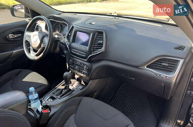 Внедорожник / Кроссовер Jeep Cherokee 2018 в 