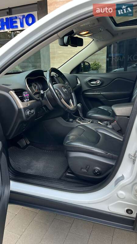 Внедорожник / Кроссовер Jeep Cherokee 2016 в Ужгороде