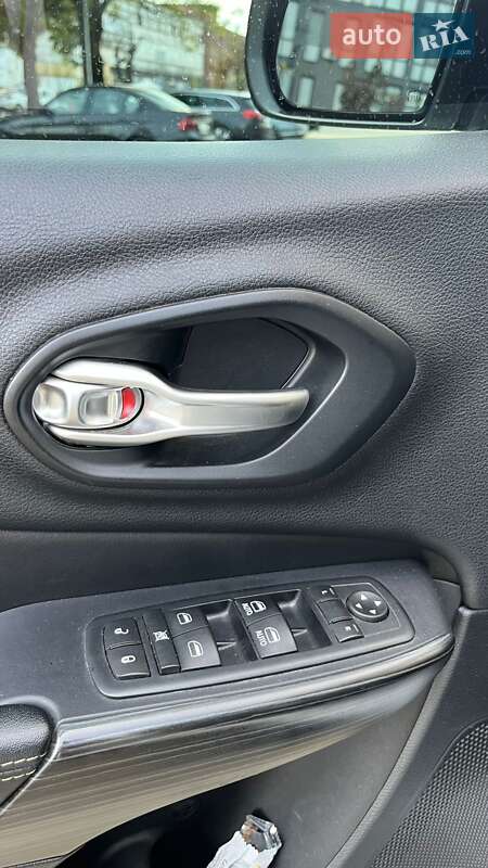 Внедорожник / Кроссовер Jeep Cherokee 2016 в Ужгороде
