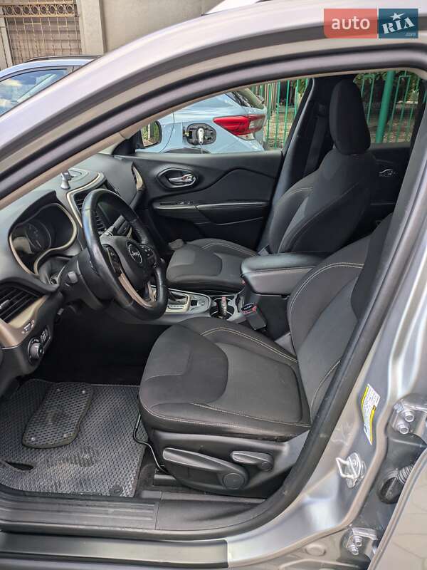 Внедорожник / Кроссовер Jeep Cherokee 2016 в Калуше