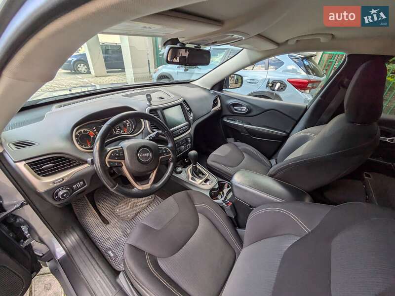 Внедорожник / Кроссовер Jeep Cherokee 2016 в Калуше