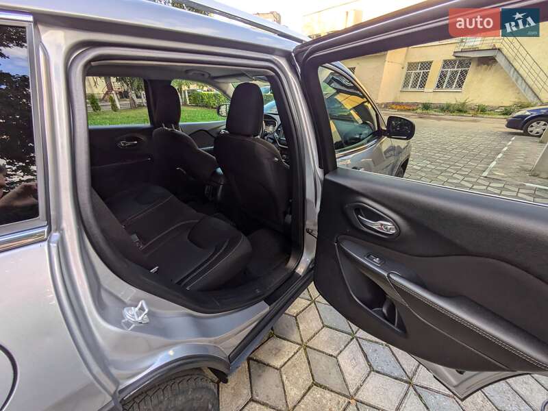 Внедорожник / Кроссовер Jeep Cherokee 2016 в Калуше