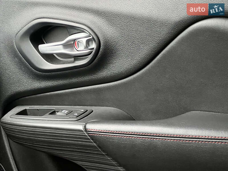 Внедорожник / Кроссовер Jeep Cherokee 2015 в Бердичеве