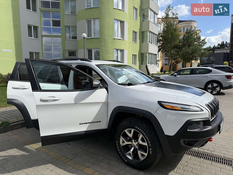 Позашляховик / Кросовер Jeep Cherokee 2015 в Новояворівську