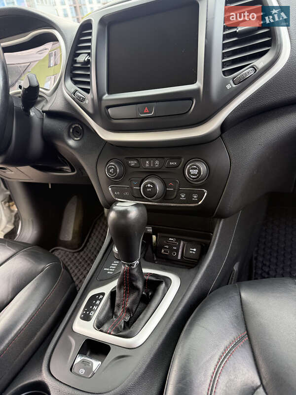 Позашляховик / Кросовер Jeep Cherokee 2015 в Новояворівську