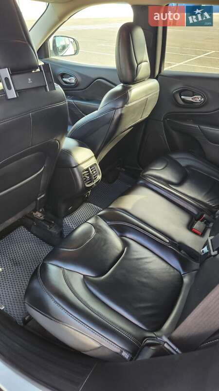 Внедорожник / Кроссовер Jeep Cherokee 2016 в Полтаве