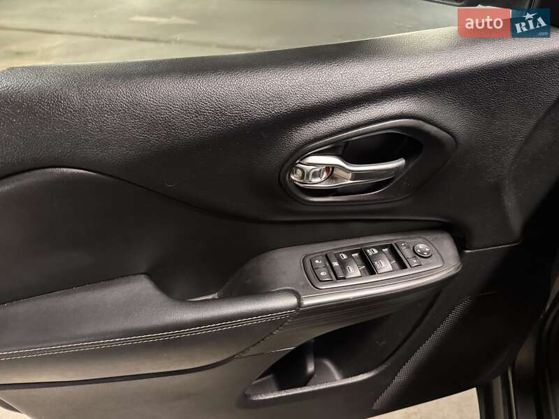 Внедорожник / Кроссовер Jeep Cherokee 2016 в Львове