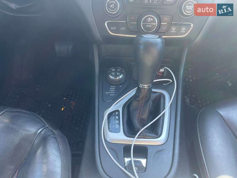 Внедорожник / Кроссовер Jeep Cherokee 2016 в Киеве