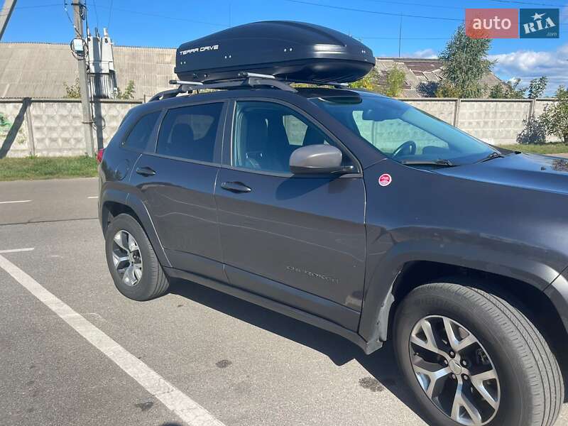 Внедорожник / Кроссовер Jeep Cherokee 2016 в Киеве