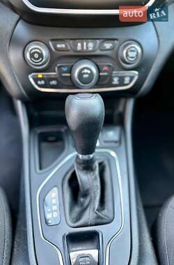 Внедорожник / Кроссовер Jeep Cherokee 2020 в 