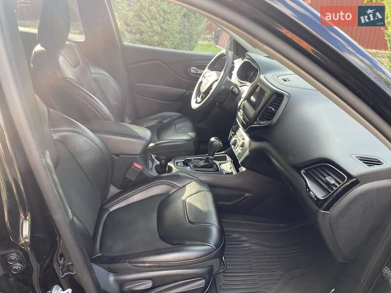 Внедорожник / Кроссовер Jeep Cherokee 2019 в Хмельницком