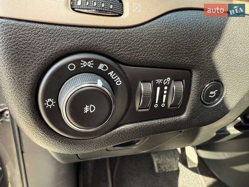Внедорожник / Кроссовер Jeep Cherokee 2014 в Стрые