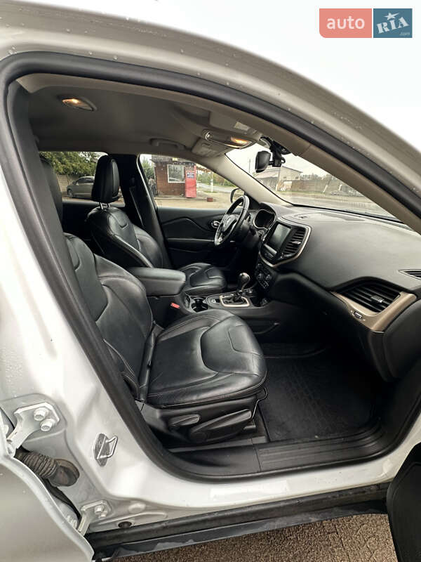Внедорожник / Кроссовер Jeep Cherokee 2015 в Александровке