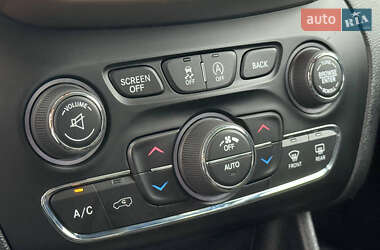 Внедорожник / Кроссовер Jeep Cherokee 2015 в 