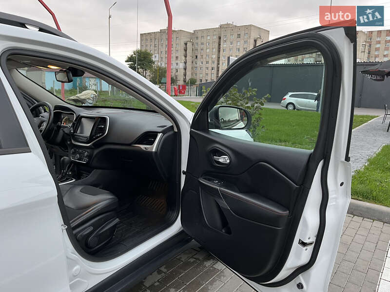 Внедорожник / Кроссовер Jeep Cherokee 2016 в Виннице