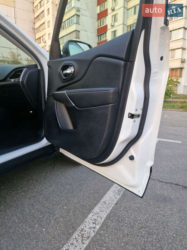 Внедорожник / Кроссовер Jeep Cherokee 2022 в Киеве