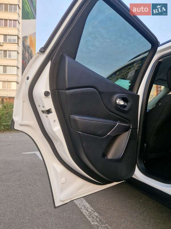 Внедорожник / Кроссовер Jeep Cherokee 2022 в Киеве