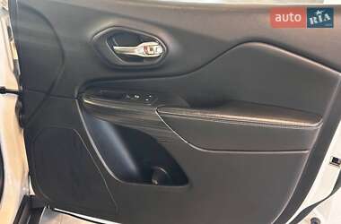 Внедорожник / Кроссовер Jeep Cherokee 2016 в 