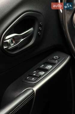 Позашляховик / Кросовер Jeep Cherokee 2019 в 