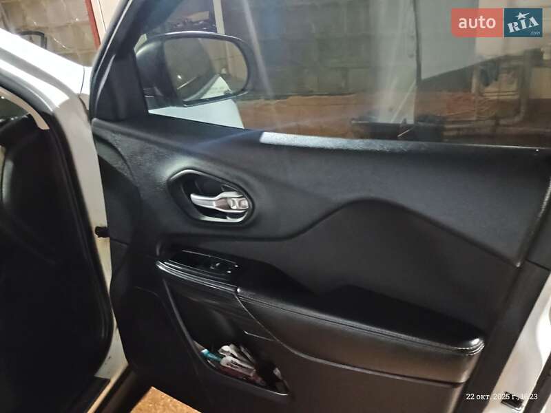 Внедорожник / Кроссовер Jeep Cherokee 2014 в Харькове