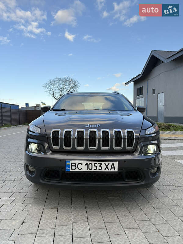 Позашляховик / Кросовер Jeep Cherokee 2014 в  фото Позашляховик / Кросовер Jeep Cherokee 2014 в
