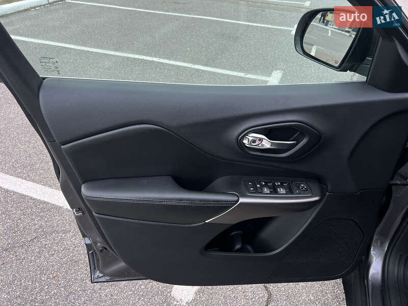 Внедорожник / Кроссовер Jeep Cherokee 2018 в Киеве фото 15 Внедорожник / Кроссовер Jeep Cherokee 2018 в Киеве