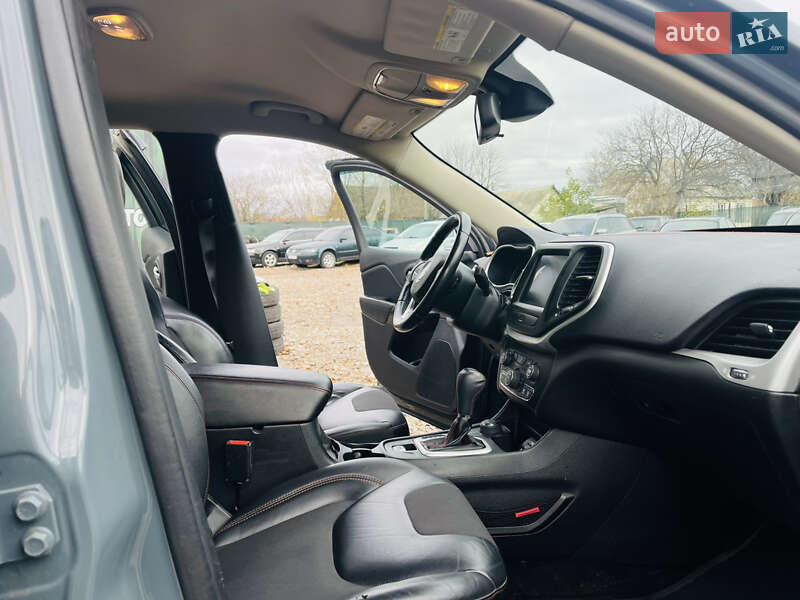 Внедорожник / Кроссовер Jeep Cherokee 2015 в Харькове