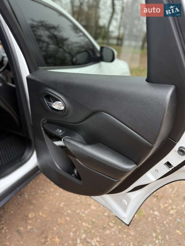 Внедорожник / Кроссовер Jeep Cherokee 2019 в Киеве