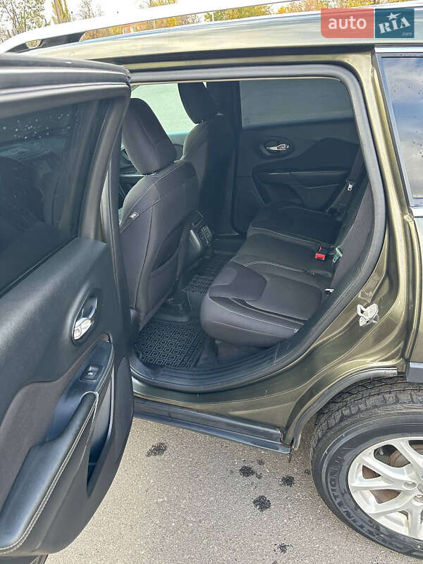 Внедорожник / Кроссовер Jeep Cherokee 2015 в Кривом Роге