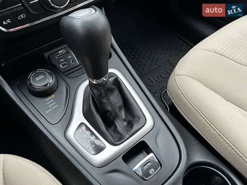 Позашляховик / Кросовер Jeep Cherokee 2015 в Києві