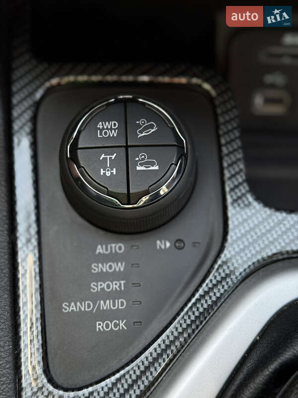Внедорожник / Кроссовер Jeep Cherokee 2016 в Виннице