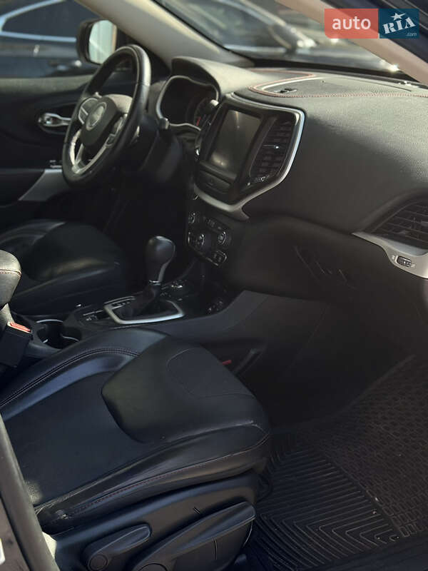 Внедорожник / Кроссовер Jeep Cherokee 2016 в Виннице