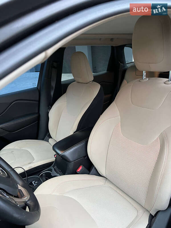 Внедорожник / Кроссовер Jeep Cherokee 2016 в Виннице
