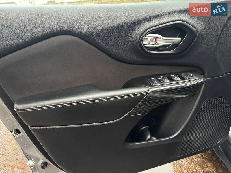 Позашляховик / Кросовер Jeep Cherokee 2015 в Охтирці