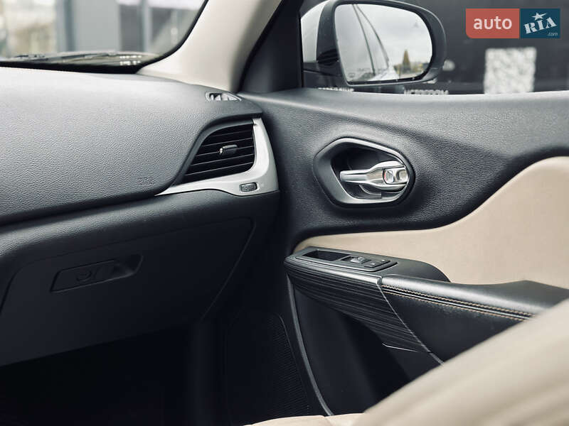 Внедорожник / Кроссовер Jeep Cherokee 2015 в Кременчуге