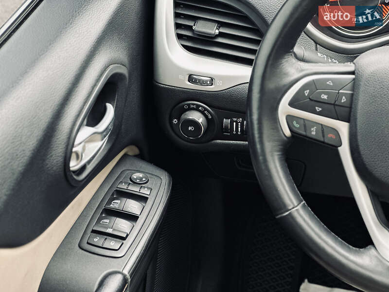 Внедорожник / Кроссовер Jeep Cherokee 2015 в Кременчуге