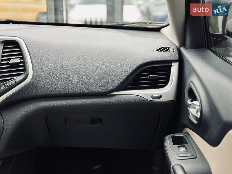 Внедорожник / Кроссовер Jeep Cherokee 2015 в Кременчуге