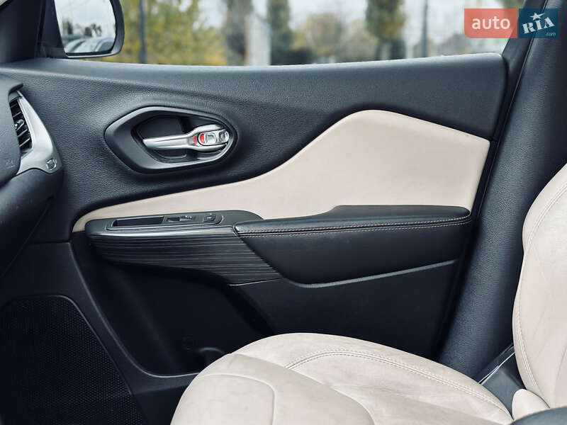 Внедорожник / Кроссовер Jeep Cherokee 2015 в Кременчуге