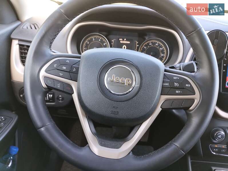 Внедорожник / Кроссовер Jeep Cherokee 2015 в Андрушевке