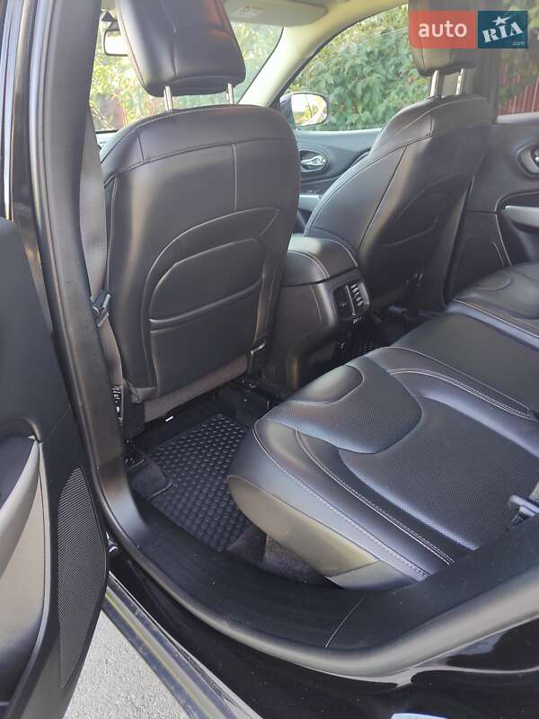 Внедорожник / Кроссовер Jeep Cherokee 2016 в Киеве