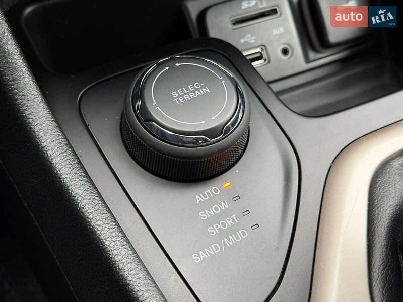 Внедорожник / Кроссовер Jeep Cherokee 2015 в Виннице