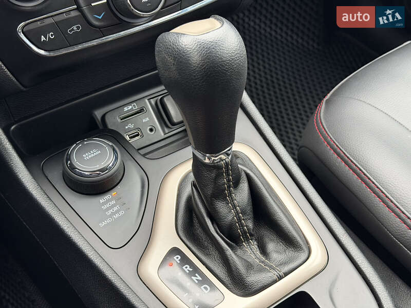 Внедорожник / Кроссовер Jeep Cherokee 2015 в Виннице