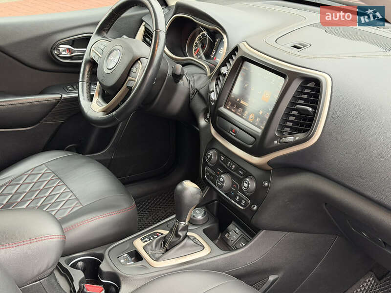 Внедорожник / Кроссовер Jeep Cherokee 2015 в Виннице
