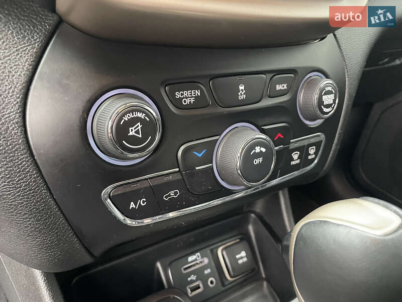 Внедорожник / Кроссовер Jeep Cherokee 2014 в Лубнах