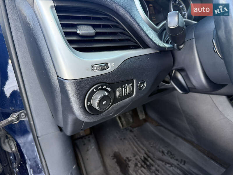 Позашляховик / Кросовер Jeep Cherokee 2015 в Стрию