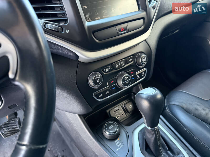 Позашляховик / Кросовер Jeep Cherokee 2015 в Стрию